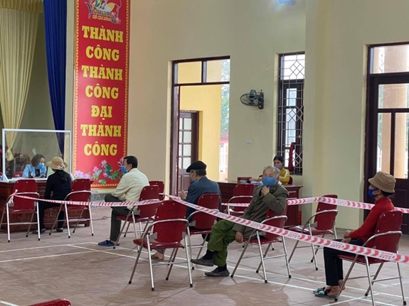 Bảo đảm khoảng cách khi khách hàng thực hiện các công việc liên quan đến giao dịch dịch vụ điện.